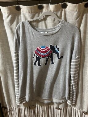 Crown & Ivy Light Gray Sweatshirt with Elephant and Sequins